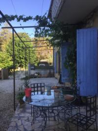 Ferronnerie sur mesure : pergola sur mur en pierres à Nozières