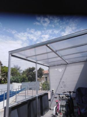 Création d'un abri à vélos en fer galvanisé et polycarbonate, à Nîmes Création d'un abri à vélos en fer galvanisé et polycarbonate, à Nîmes